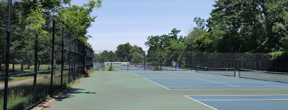 Alley Pond Tennis Center (Alley Pond Park)