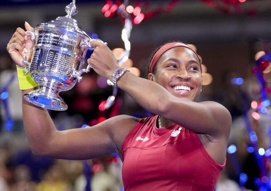 Coco Gauff lifting the US Open 2023 Trophy