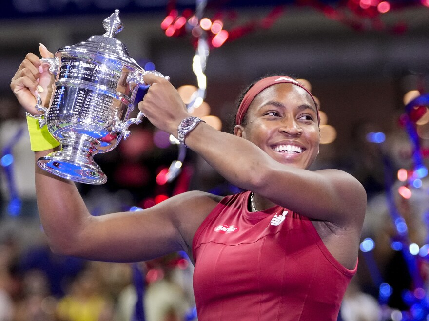 Coco Gauff lifting the US Open 2023 Trophy