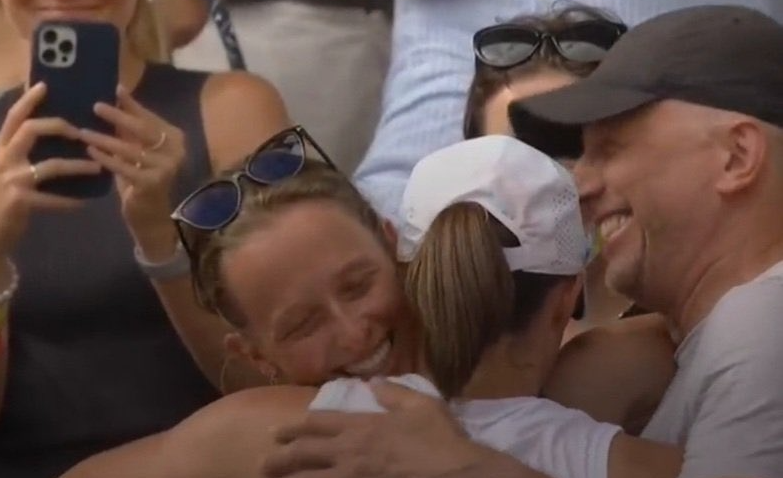 Iga Swiatek Hugging Father Tomasz Swiatek and Sister Agata Swiatek