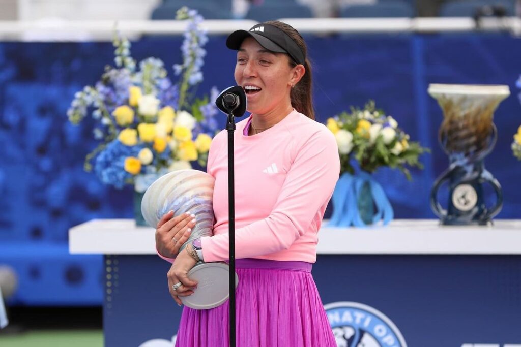 Jessica Pegula with the Cincinnati Open Trophy